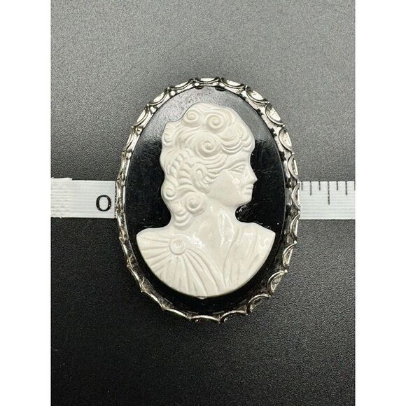 Vintage Victorian Style Cameo Brooch Silver Tone Black White Profile Plastic - Picture 8 of 9